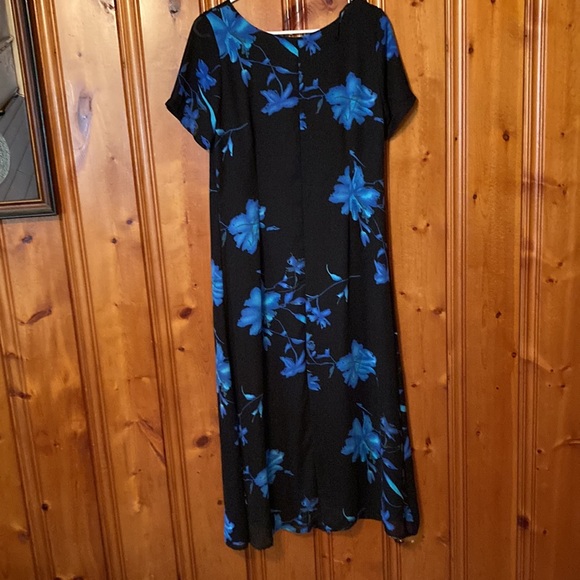 Size Medium Premier International Ladies Dress Has built in skirt - Picture 2 of 3